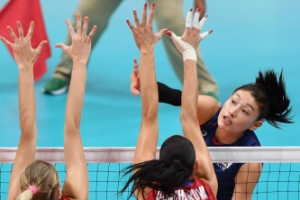 [서울포토] 여자배구 에이스 김연경 막으려 러시아 선수 세명이···