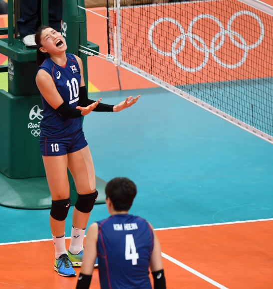 ‘배구 여제’ 김연경이 8일(현지시간) 브라질 리우데자네이루 마라카낭지뉴 경기장에서 열린 러시아와의 조별리그 A조 2차전에서 블로킹에 실패하자 아쉬워하고 있다. 리우데자네이루 올림픽사진공동취재단