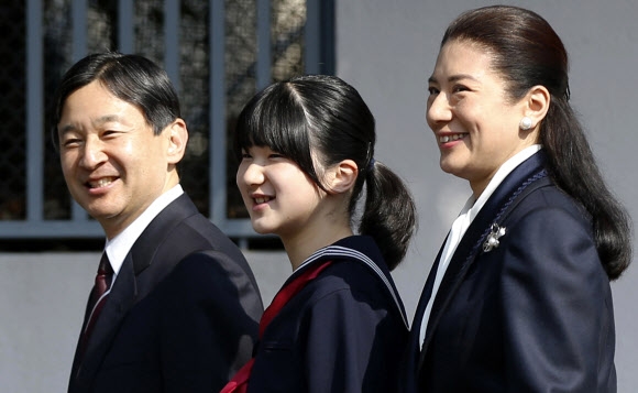 나루히토(왼쪽) 일본 왕세자가 2014년 3월 18일 딸 아이코(가운데) 공주의 가쿠슈인 초등과(초등학교) 졸업식을 참관하기 위해 공주, 마사코 왕세자비와 함께 교정에 들어서는 모습. 도쿄 AP 연합뉴스