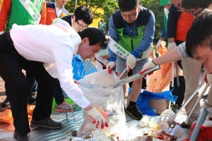 구멍난 등산화 신고 매일 국립묘지 찾는 강북구청장
