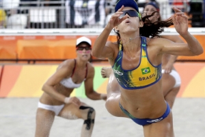 [배구] ‘몸을 날려서’… 비치발리볼 선수의 탄탄한 몸매