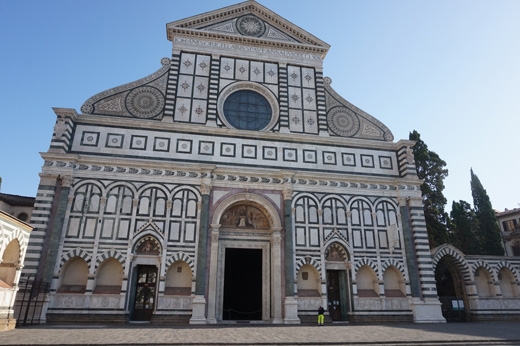 피렌체의 산타 마리아 노벨라 성당. 정면 파사드는 최초의 르네상스인으로 추앙받는 알베르티가 완성했다.