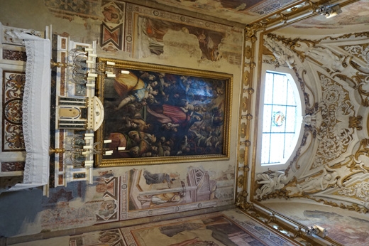 미켈란젤로의 스승이었던 기를란다요가 그린 아름다운 프레스코화로 장식된 토르나부오니 집안의 예배당.