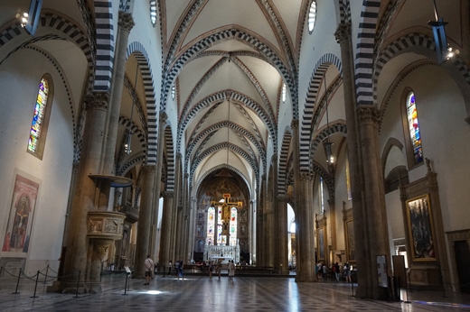 산타마리아노벨라 성당 내부.  가운데에 조토의 십자가가 걸려 있다.