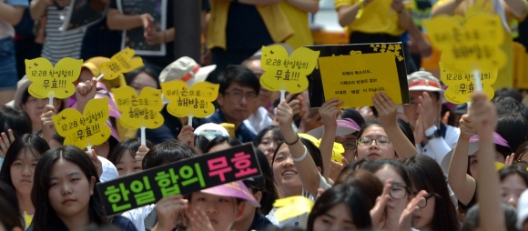 수요집회 참가 시민들 “위안부 합의는 무효” 