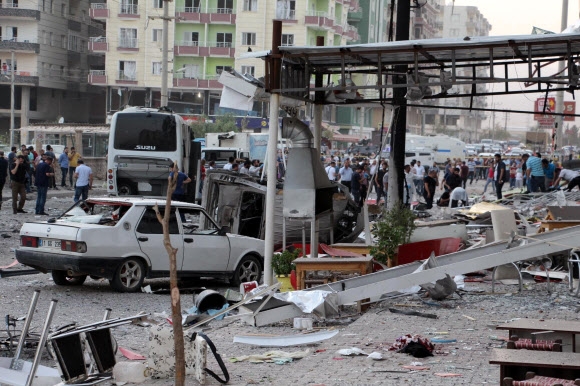 10일(현지시간) 터키 마르딘의 폭탄 테러 현장 모습. AP 연합뉴스