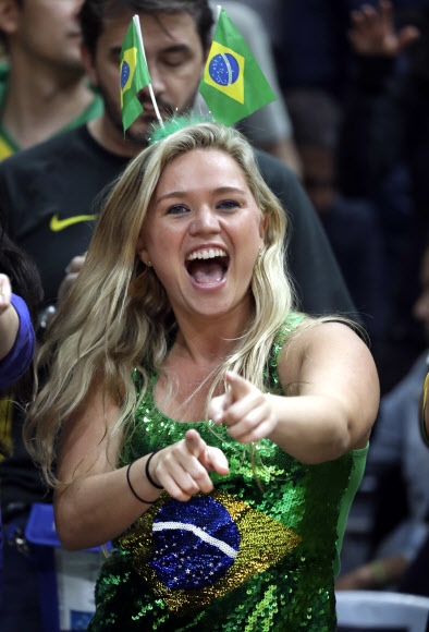 10일(현지시간) 브라질 리우데자네이루에서 열린 ‘2016 리우올림픽’ 여자배구 브라질과 일본의 경기가 시작되기 전 브라질 팬이 열띤 응원을 펼치고 있다. AP 연합뉴스