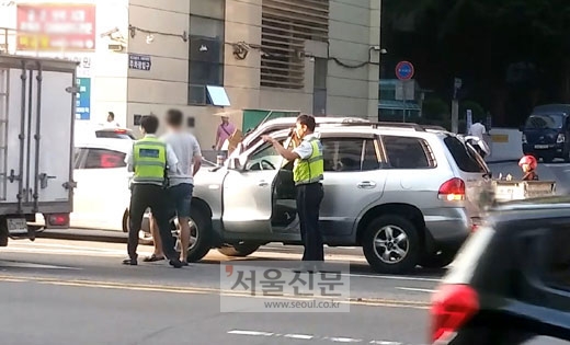 서울대입구역 인근 도로에서 음주가 감지된 이모(24)씨가 음주측정을 위해 이동하고 있다. (사진=시민 제보)
