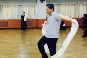 궁중무용 전파 위해  ‘처용무’ 추는 김영종 종로구청장