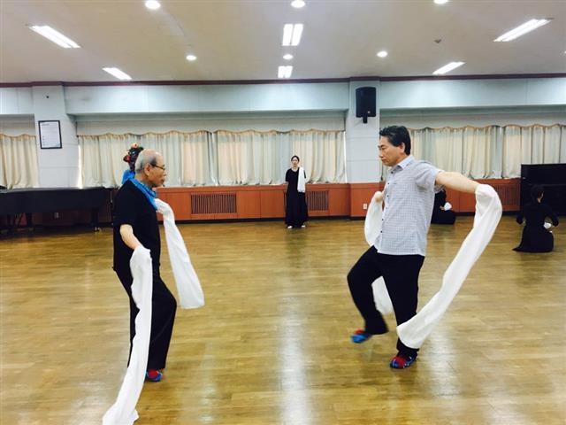 김영종(오른쪽) 서울 종로구청장이 처용무를 연습하고 있다. 종로구 제공