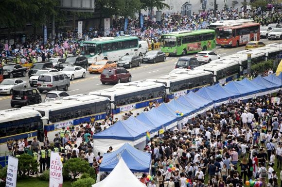 지난 6월 서울 중구 태평로를 사이에 두고 퀴어문화축제(오른쪽)와 퀴어문화축제 반대 국민대회가 동시에 열리고 있다. 퀴어는 원래 성소수자를 비하하고 혐오하려는 의도로 사용됐지만 지금은 동성애 상징으로 바뀌어 널리 통한다. 서울신문 DB 