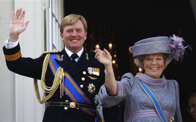 네덜란드 베아트릭스(오른쪽) 여왕이 재위 당시인 2013년 4월 아들 빌럼 알렉산더르 왕세자와 함께 암스테르담 궁전 발코니에서 군중에게 손을 흔들고 있다. 서울신문 DB