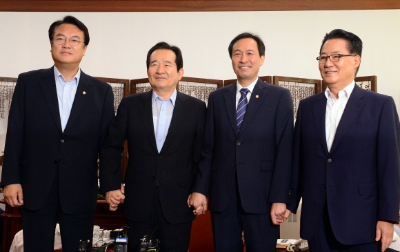 정세균 국회의장과 여야 3당 원내대표가 12일 국회에서 추경 논의를 위한 회동에 앞서 손을 잡고 포즈를 취하고 있다. 왼쪽부터 새누리당 정진석 원내대표, 정 의장, 더불어민주당 우상호 원내대표, 국민의당 박지원 원내대표. 정연호 기자 tpgod@seoul.co.kr