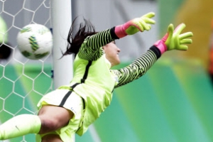 [리우 여자축구] 스웨덴에 분패한 미국 수문장 솔로 “비겁한 애들한테”