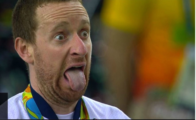 브래들리 위긴스가 13일 리우올림픽 사이클 남자 도로 단체 추발에서 금메달을 추가한 뒤 시상식 도중 혀를 낼름 내밀고 있다. 영국 BBC 중계화면 캡처