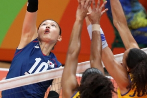 여자배구 ‘강호’ 브라질과 격돌···1세트 17-25로 내줘