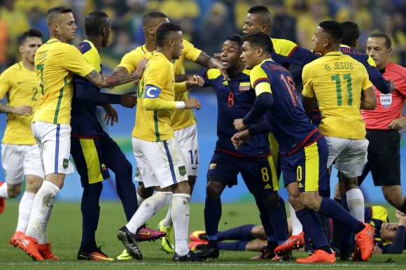 난투극 방불케 하는 브라질 VS 콜롬비아