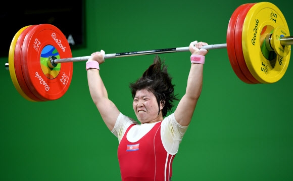 북한의 림정심이 13일(한국시간) 브라질 리우센트루 파빌리온 2에서 열린 역도 여자 75㎏급 결승에서 힘차게 역기를 들어 올리고 있다. 리우데자네이루 AFP 연합뉴스