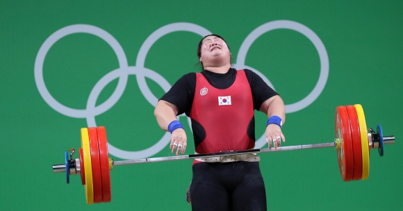 한국 여자 역도 이희솔이 14일 오후 (현지시간) 브라질 리우데자네이루 리우센트루 파빌리온2에서 열린 2016리우올림픽 역도 여자 75kg 이상급에서 경기를 펼치고 있다. 이희솔은 인상 122kg, 용상 153kg, 합계 275kg을 들어 5위를 기록했다.  리우데자네이루=올림픽사진공동취재단