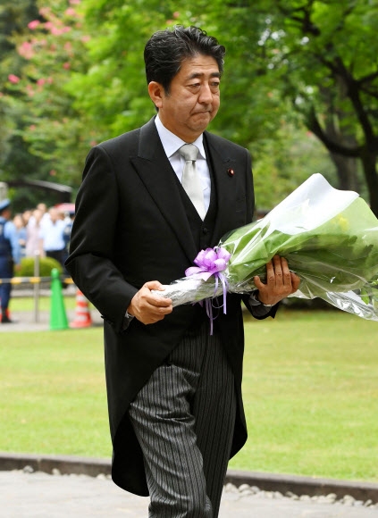 아베 신조(安倍晋三) 일본 총리가 2차대전 패전일인 15일 낮 무명 전사자 유골이 안장된 도쿄 지도리가후치(千鳥?淵) 묘원을 찾아 헌화하고 있다.  연합뉴스