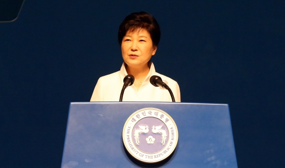 박근혜 대통령이 15일 오전 서울 세종문화회관에서 열린 재71주년 광복절 경축식에서 경축사를 하고 있다.  청와대사진기자단