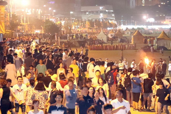 잠 못 드는 해운대 ‘광복절 인파’