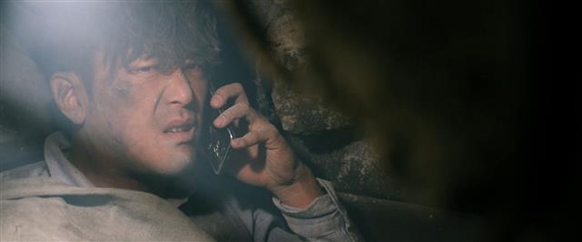 하정우가 원맨쇼를 펼친 재난 영화 ‘터널’의 한 장면. ‘터널’은 개봉 6일째인 15일 누적 관객 300만명을 넘어섰다. 쇼박스 제공