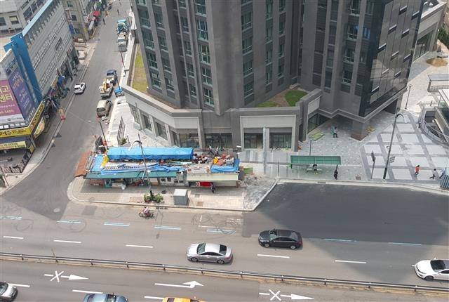 서울 양천구 목동에서 도로를 40여년간 불법 점유했던 한 건물을 철거하기 전.