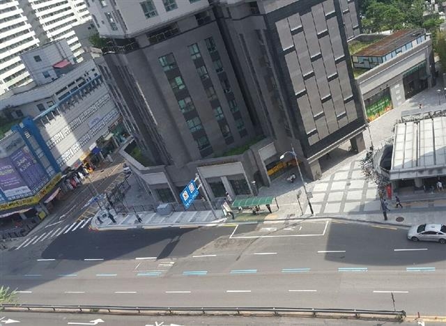 서울 양천구 목동에서 도로를 40여년간 불법 점유했던 한 건물을 철거한 후.