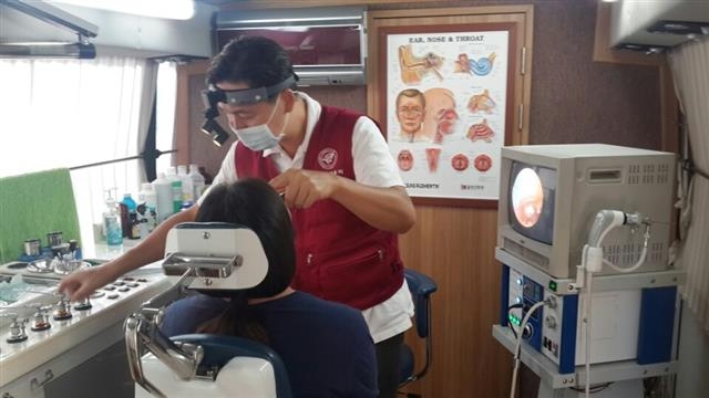 고려대 교우회 소속 의사가 지난 3월 진행한 서울 중랑구 일일병원에서 내시경 진료를 하고 있다. 중랑구 제공