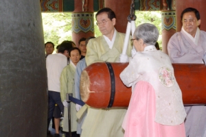 위안부 피해 할머니 ‘광복 71주년’ 보신각 타종