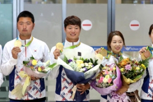 양궁 선수단 오늘 귀국…‘결혼 발표’ 이승윤 “빨리 결혼 알리고 싶었다”