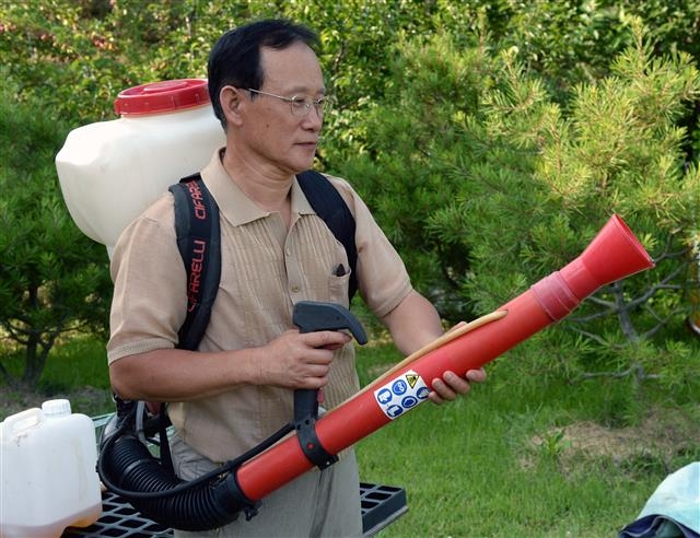 이경수씨가 체리나무 밭에서 친환경 농기구를 점검하고 있다.