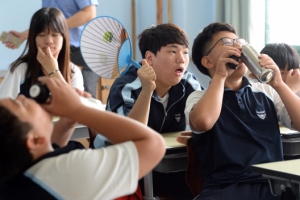 “두렵다, 가마솥 교실” 개학 연기·단축 수업하는 학교들