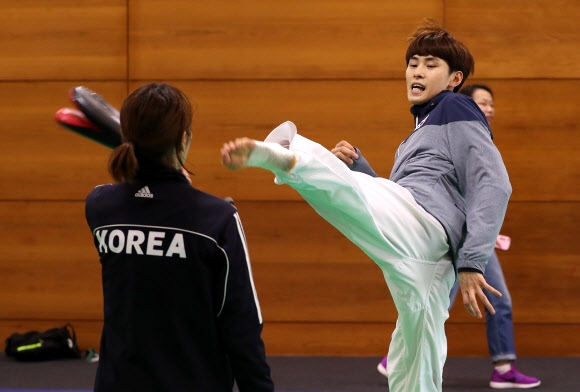 리우데자네이루 올림픽 태권도 국가대표 김태훈(오른쪽)이 15일(현지시간) 리우센트루 파빌리온 5관에서 막바지 훈련을 하고 있다. 남자부 58㎏급에 출전하는 김태훈은 금메달을 따 아시안게임과 세계선수권, 아시아선수권 등 4개 메이저 대회에서 모두 우승하는 그랜드슬램을 달성하겠다는 각오다. 리우데자네이루 연합뉴스