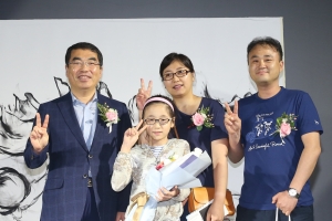 광명동굴 유료관광객 올 들어 100만번째 관람 김성희씨