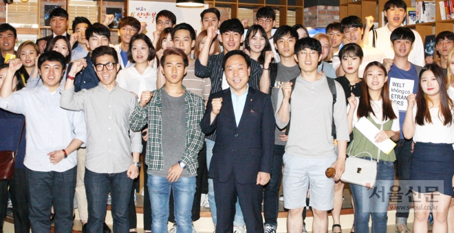 이필운(앞줄 왼쪽 네 번째) 안양시장이 지난 7월 6일 시장취임 2주년을 맞아 창업을 희망하는 청년 60여명과 에이큐브에서 만나 ‘청년과 함께하는 진심토크’를 한 뒤 기념촬영하고 있다. 안양시 제공 