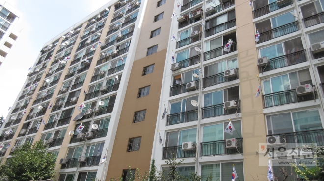 광복절인 지난 15일 서울 강남구 일원동의 한 아파트 단지에 집집마다 태극기가 걸려 있다. 강남구 제공