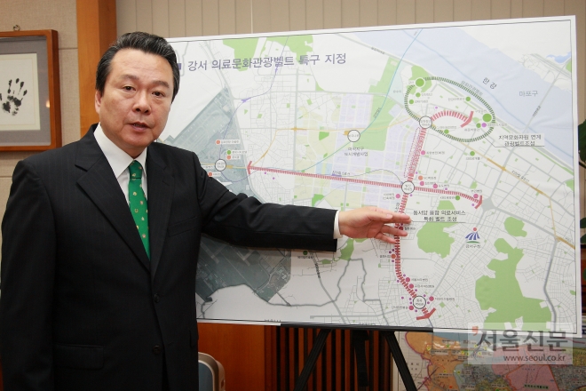 노현송 서울 강서구청장이 17일 구청장실에서 강서 의료문화관광벨트 특구가 표시된 지도를 손으로 가리키고 있다. 강서구 제공 