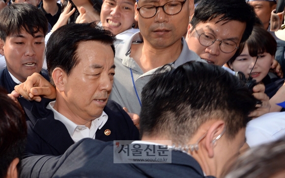 17일 경북 성주군청을 방문한 한민구 국방부장관이 주민들의 거센항의를 받으며 청사를 빠져나오고 있다. 박지환 기자 popocar@seoul.co.kr