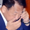 [서울포토] 통화하는 유일호 장관