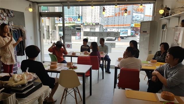 충북 진천군의 자살 고위험군 자조모임인 ‘해피토리’ 회원들이 지난 4월 커피숍에서 만나 대화를 나누고 있다. 진천군 제공