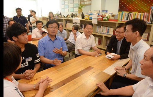 김우영(왼쪽 두번째) 은평구청장이 17일 역촌동에 있는 신나는 애프터센터에서 시설을 둘러본 뒤 청소년 활동의 의견을 청취하며 ‘생활속 간부회의’를 주재하고 있다. 이언탁 기자 utl@seoul.co.kr