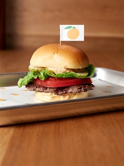 최근 미국 뉴욕에서 선풍적 인기를 얻고 있는 순식물성 햄버거인 ‘임파서블 버거’. 일반 소고기 햄버거와 비교해 토지는 95%, 물은 74% 적게 사용하며 온실가스도 87%나 줄여서 배출한다.