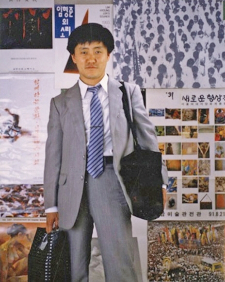 1994년 국립현대미술관 근무 시절 모습. 한쪽 어깨에 가방을 메고, 다른 쪽 한 손엔 쇼핑백을 든 채 서울 인사동 화랑가와 신문사로 자료 수집을 다녔다.
