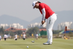 [서울포토] ‘신중하게’… 경기에 집중하는 박인비