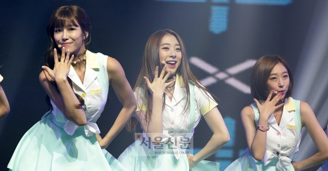 유연정의 합류로 13인조로 재편된 걸그룹 우주소녀가 데뷔곡 ‘모모모’ 무대를 선보이고 있다.