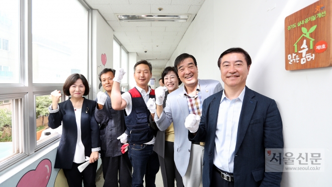 이재율(맨 오른쪽) 경기도 행정1부지사가 18일 부천 원미구 부흥로 ‘도깨비 지역아동센터’에서 ‘맑음 숨터 프로젝트’ 현판식 행사를 가진 뒤 파이팅을 하고 있다. 경기도 제공 