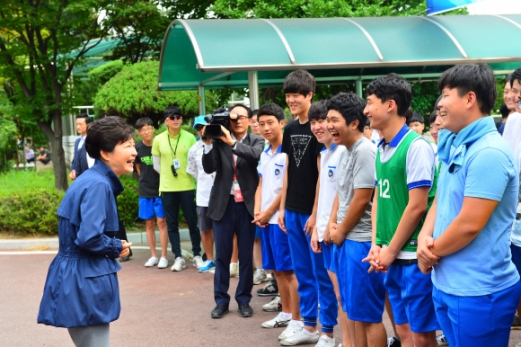 [서울포토] 인천기계공고 학생들과 대화하는 박 대통령