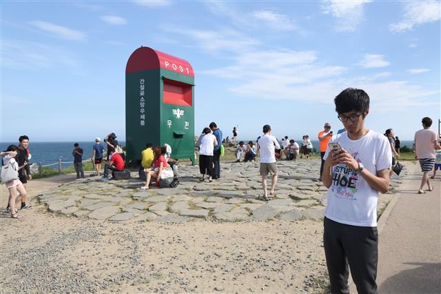 지난 14일 울산 울주군 서생면 간절곶을 찾은 젊은이들이 포켓몬고 게임을 즐기고 있다. 울산시 제공